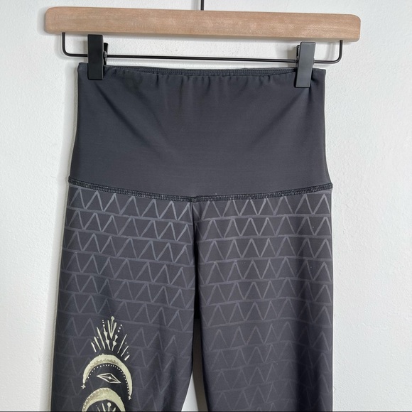 Onzie Black High Rise Las Lunas Graphic Full Leg Leggings Size XS Moonphases - Picture 7 of 16